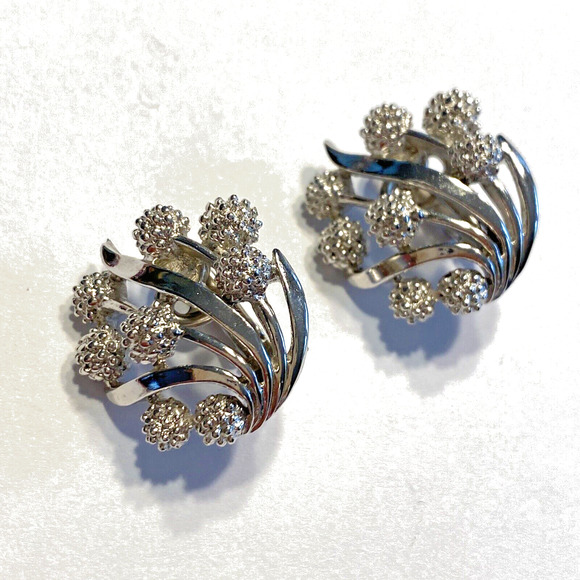 Crown Trifari Clip On Earrings Textured Dimensional Silver Rounds 80s Vintage - Picture 1 of 6